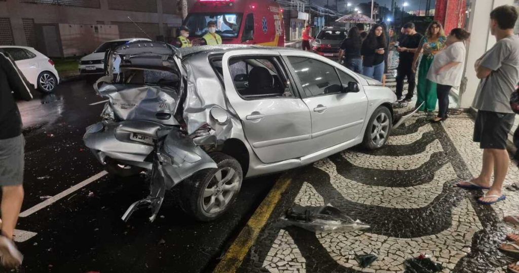 Acidente com SUV causa destruição em loja de motos e deixa um ferido em Itajaí