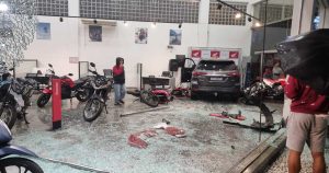 Acidente com SUV causa destruição em loja de motos e deixa um ferido em Itajaí