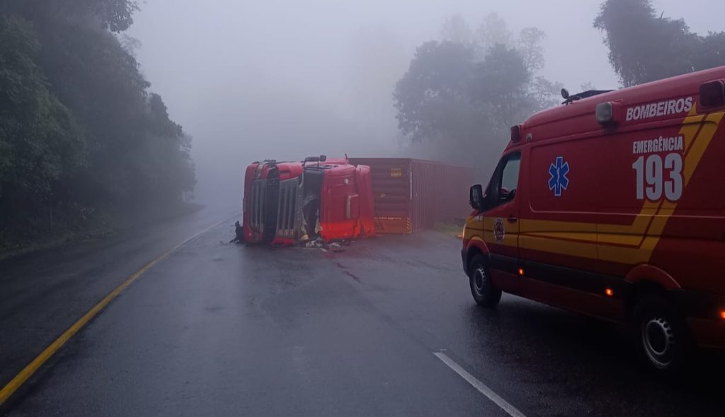 Carreta tomba na Serra da Santa e interdita meia pista em Pouso Redondo