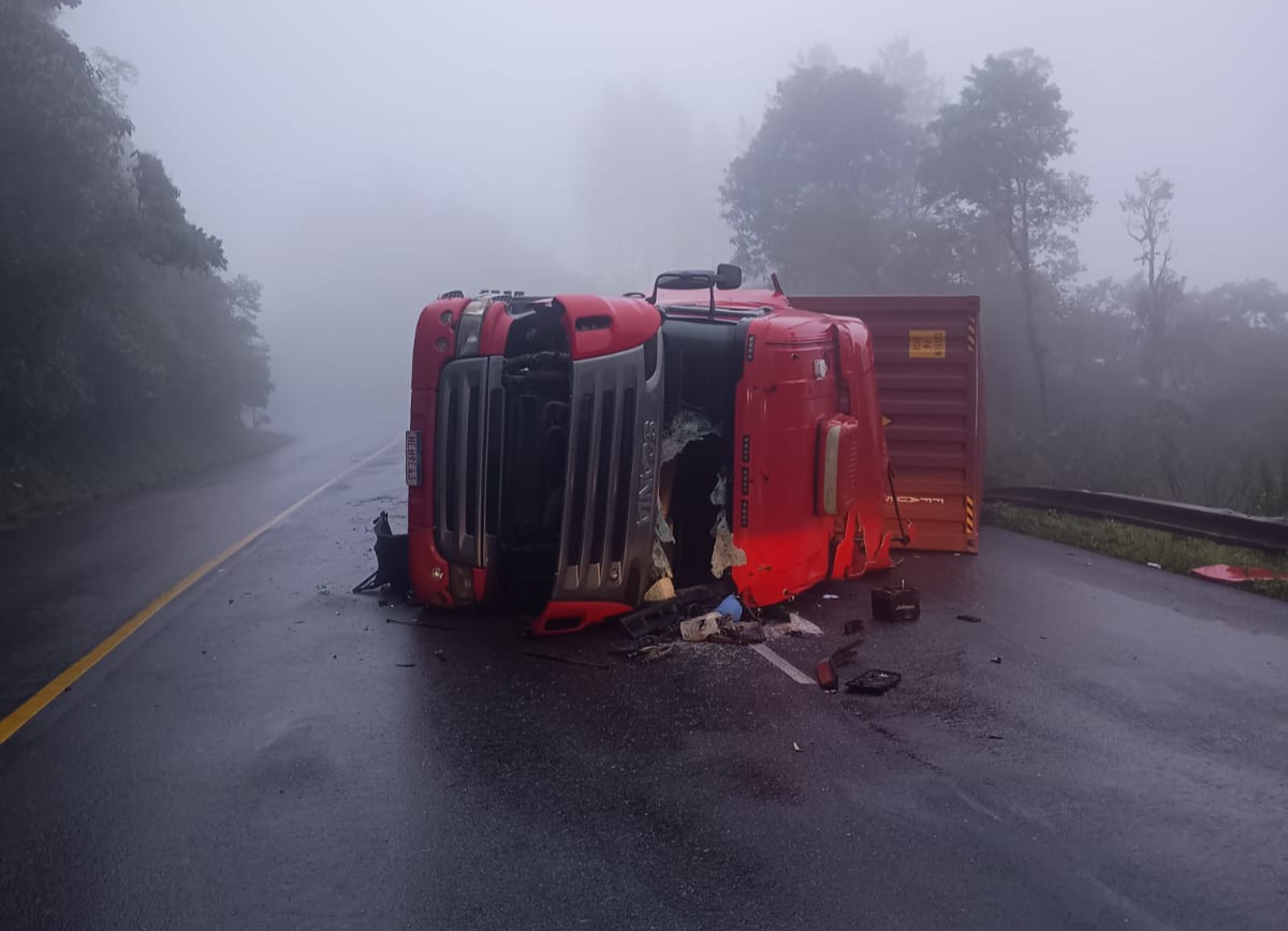 Carreta tomba na Serra da Santa e interdita meia pista em Pouso Redondo