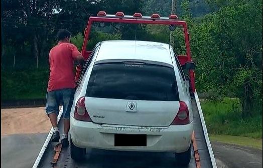 Motorista sem habilitação é flagrado e veículo é guinchado em Timbó