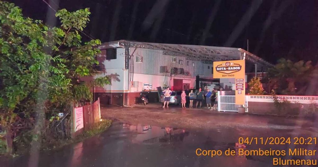 Incêndio em estufa de defumação mobiliza Bombeiros em Gaspar