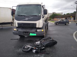 Motociclista de 21 anos fica ferida após colisão com caminhão em Timbó