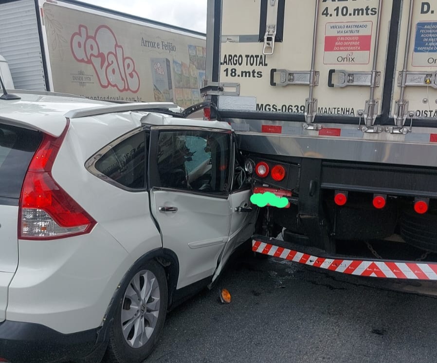 Bombeiros atendem colisão entre carro e caminhão na BR-470 em Apiúna