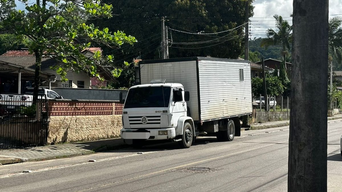 Ciclista de 65 anos colide com caminhão após queda em Timbó