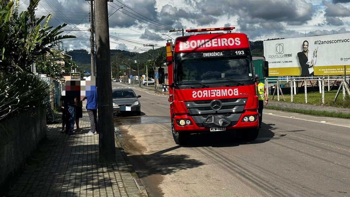 Ciclista de 65 anos colide com caminhão após queda em Timbó