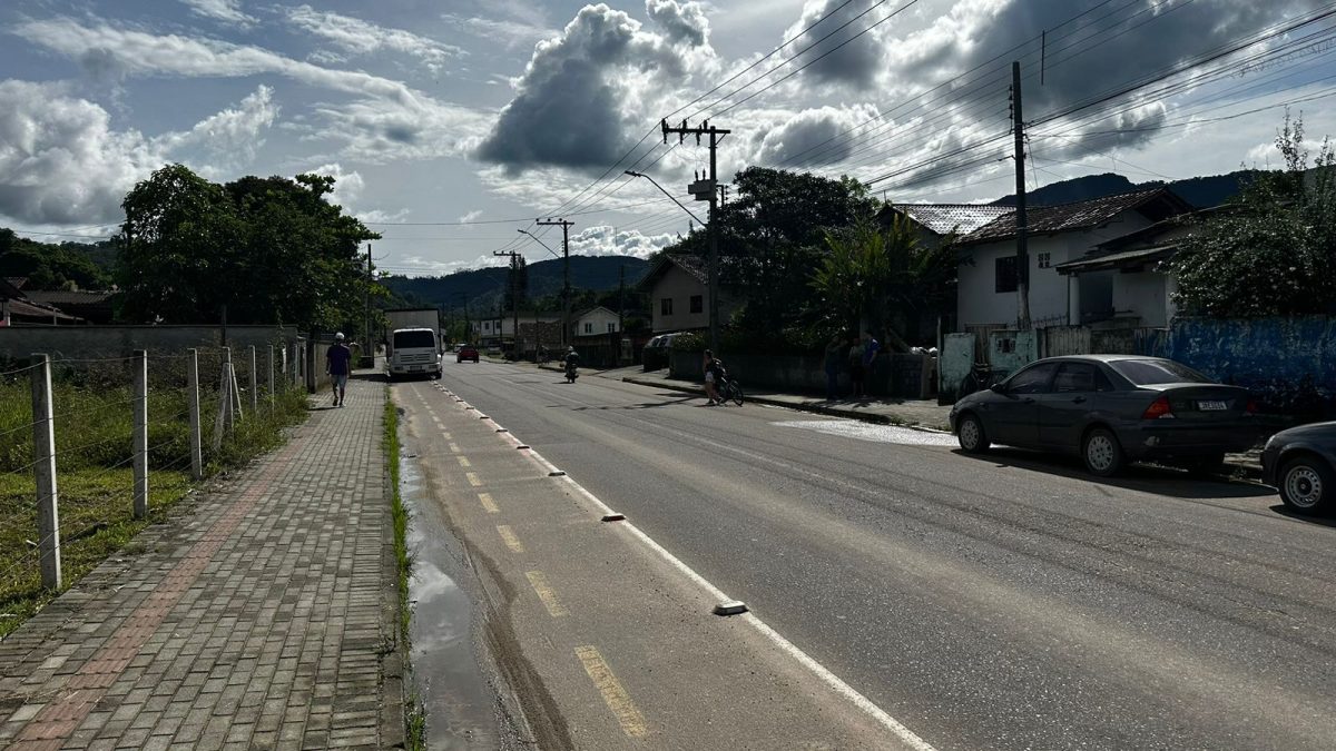 Ciclista de 65 anos colide com caminhão após queda em Timbó