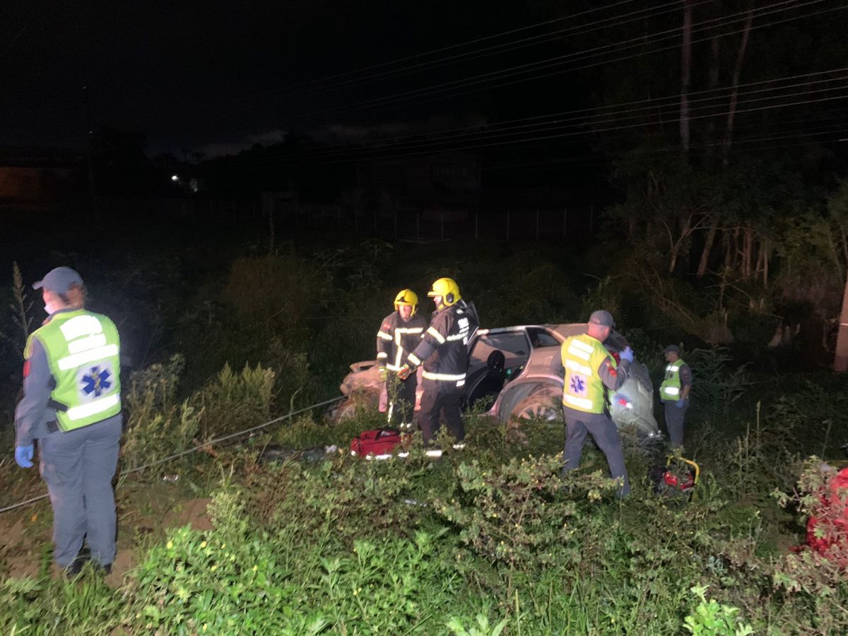 Carro capota em Rio do Sul e homem é lançado para fora; outra vítima fica presa às ferragens