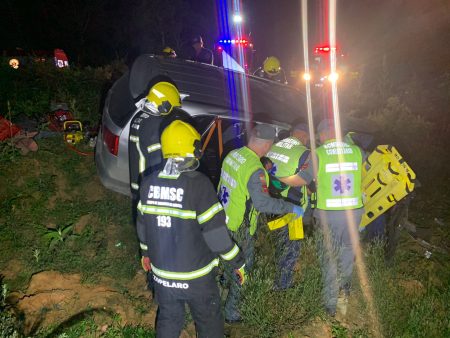 Carro capota em Rio do Sul e homem é lançado para fora; outra vítima fica presa às ferragens