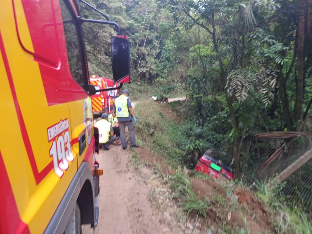 Casal sofre acidente em ribanceira em Benedito Novo; mulher é encaminhada ao hospital