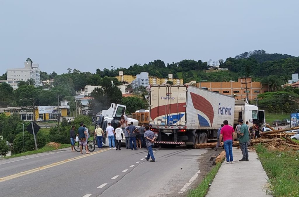 Acidente entre 4 caminhões e um carro bloqueia BR-470 em Rio do Sul