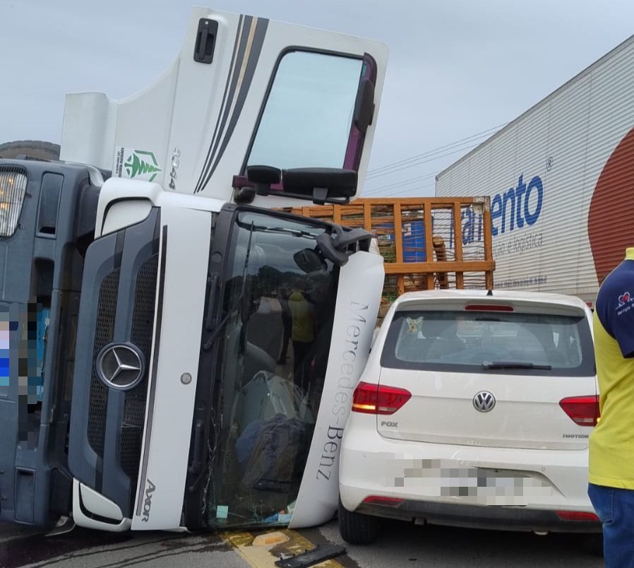 Acidente entre 4 caminhões e um carro bloqueia BR-470 em Rio do Sul