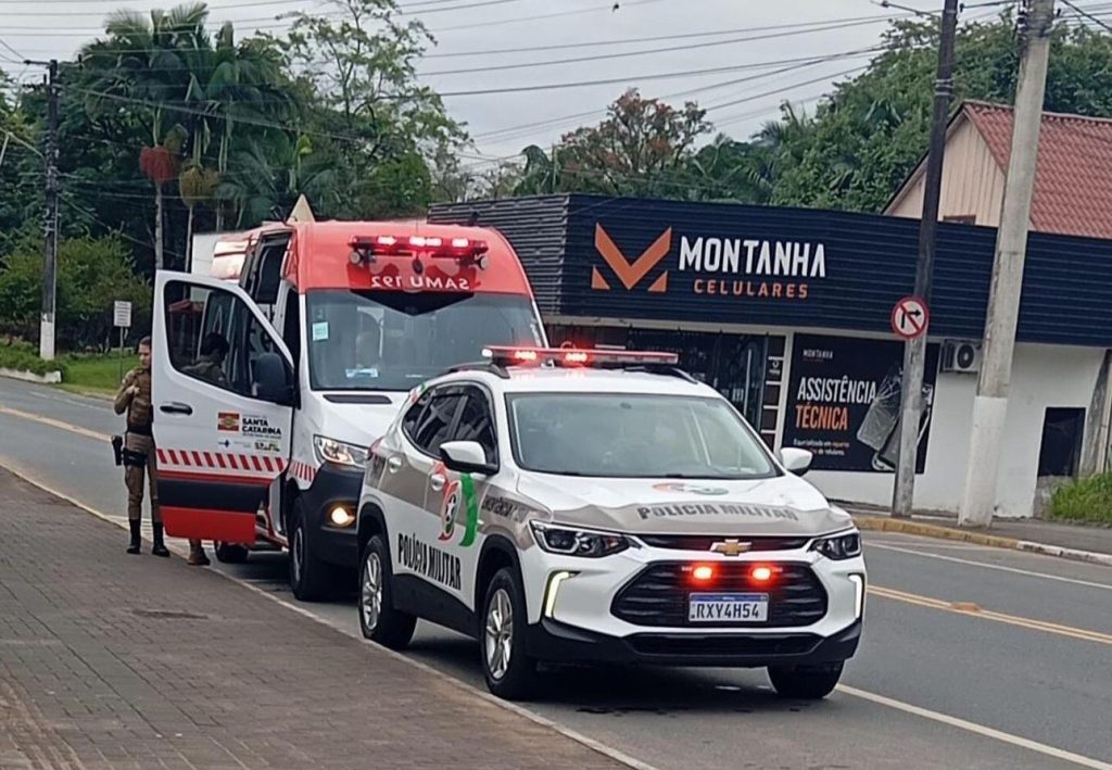 Homem arranca faca da própria pele após sofrer tentativa de homicídio em Ascurra