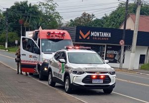 Homem arranca faca da própria pele após sofrer tentativa de homicídio em Ascurra