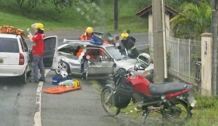 Colisão entre dois veículos deixa feridos em Indaial