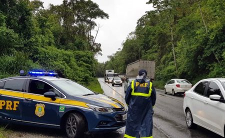 Feriadão em SC: PRF registra 102 acidentes, 3 mortes e filas de até 10 km