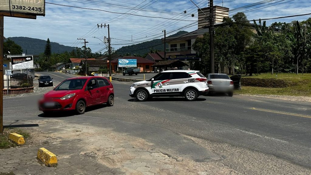 Colisão entre dois veículos deixa dois idosos feridos em Timbó