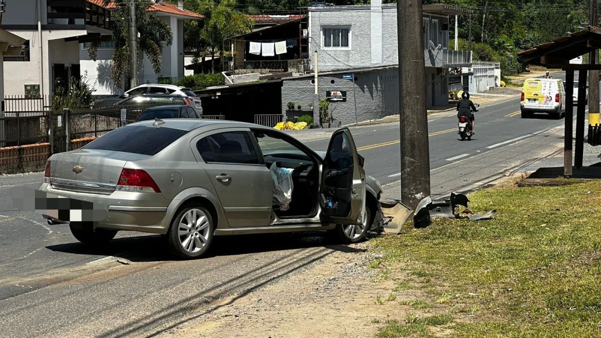 Colisão entre dois veículos deixa dois idosos feridos em Timbó