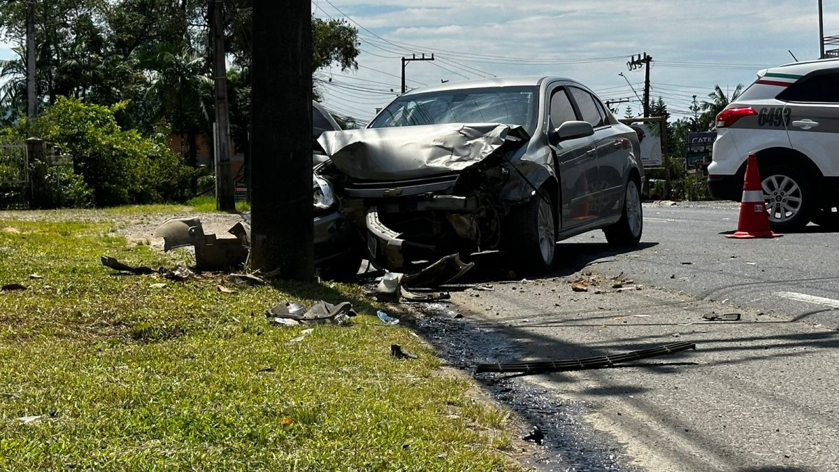 Colisão entre dois veículos deixa dois idosos feridos em Timbó