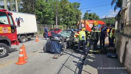 Micro-ônibus e carro batem de frente em Blumenau; idoso fica preso às ferragens