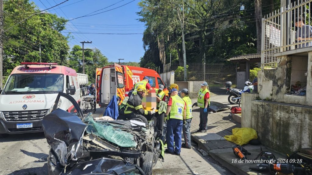 Micro-ônibus e carro batem de frente em Blumenau; idoso fica preso às ferragens