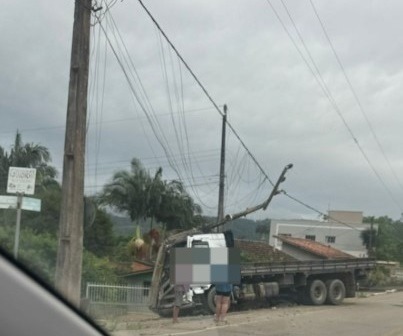 Caminhão colide contra poste e derruba fiação elétrica em Presidente Getúlio