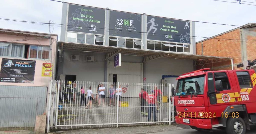 Princípio de incêndio em academia de artes marciais é controlado em Blumenau