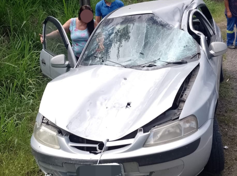 Poste cai de caminhão e deixa motorista ferida em Benedito Novo