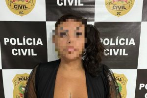 Mulher é presa em Florianópolis acusada de ordenar ataque contra transexuais em Blumenau