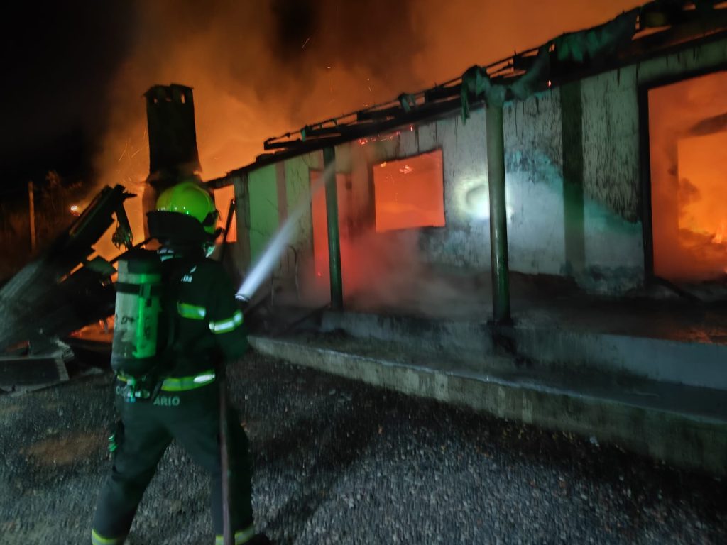 Incêndio destrói residência em Gaspar durante a madrugada