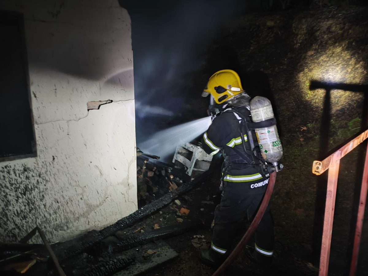 Incêndio destrói residência em Gaspar durante a madrugada