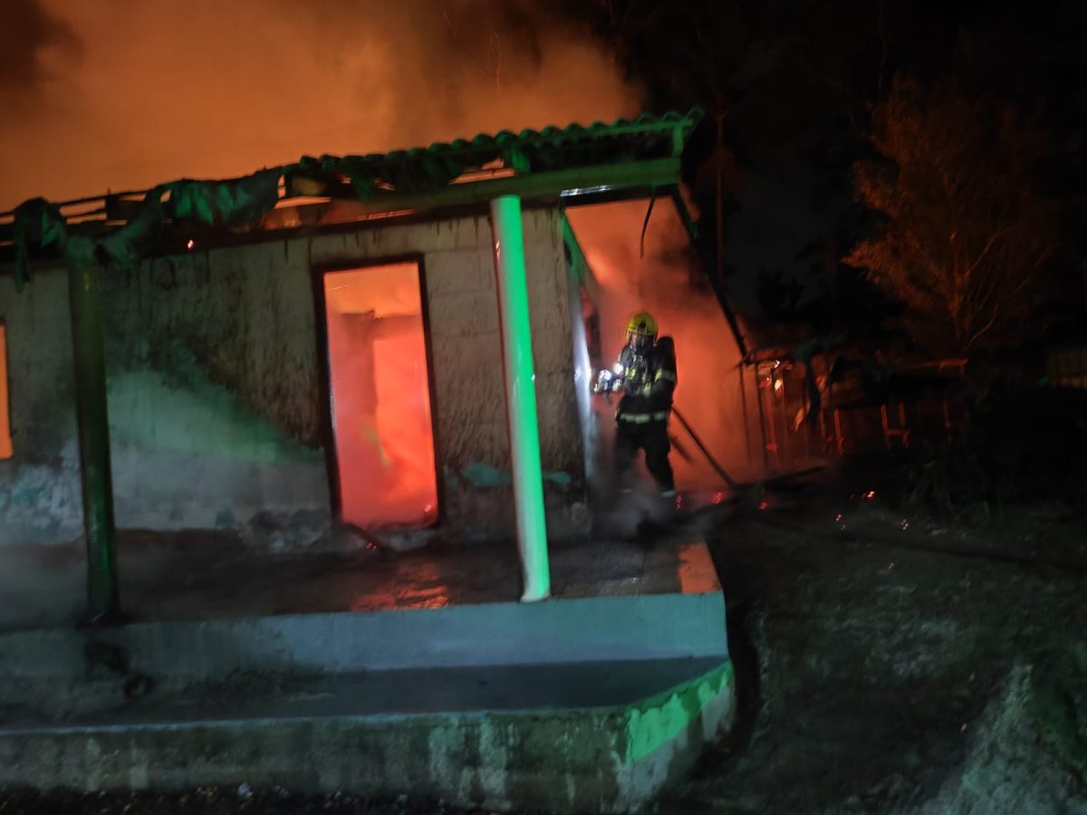 Incêndio destrói residência em Gaspar durante a madrugada