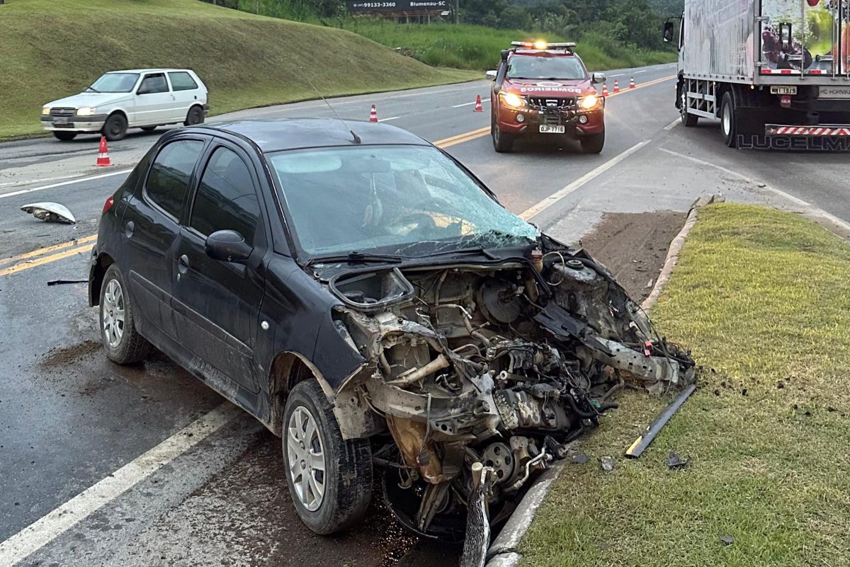 Grave acidente em Blumenau resulta em morte de nulher grávida 