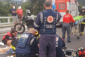 Motociclista é arremessado após colidir contra cabeceira de ponte na BR-470, em Rodeio 