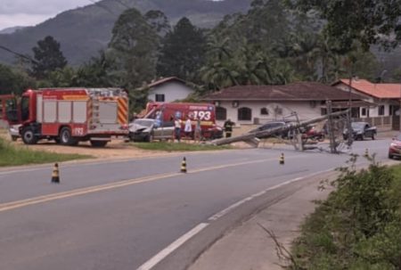 Jovem de 18 anos colide carro em poste e causa falta de energia em Rodeio