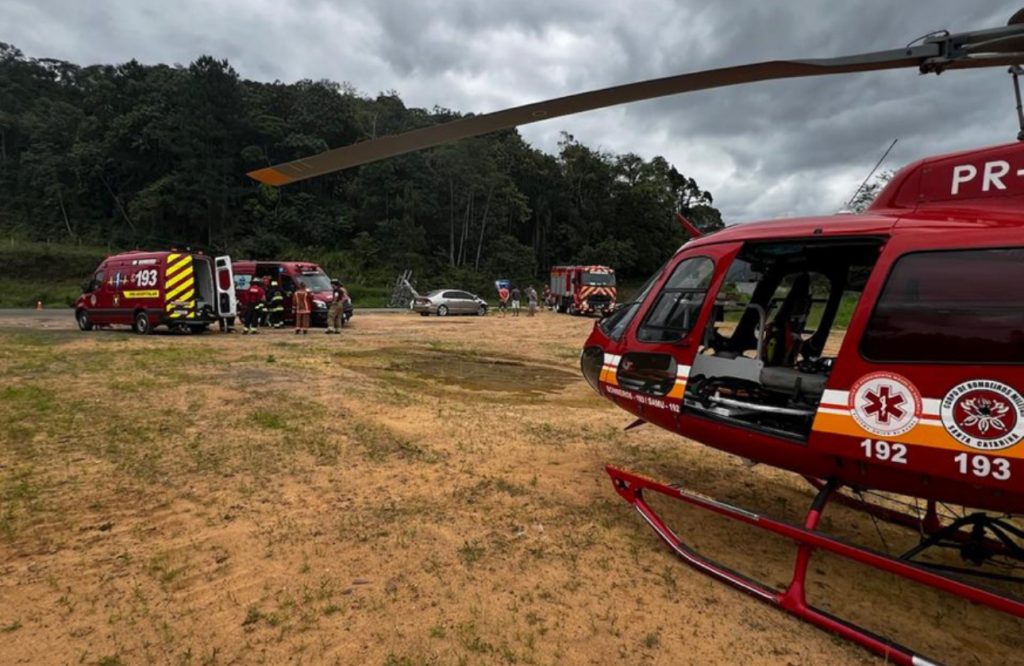 Jovem de 18 anos colide carro em poste e causa falta de energia em Rodeio