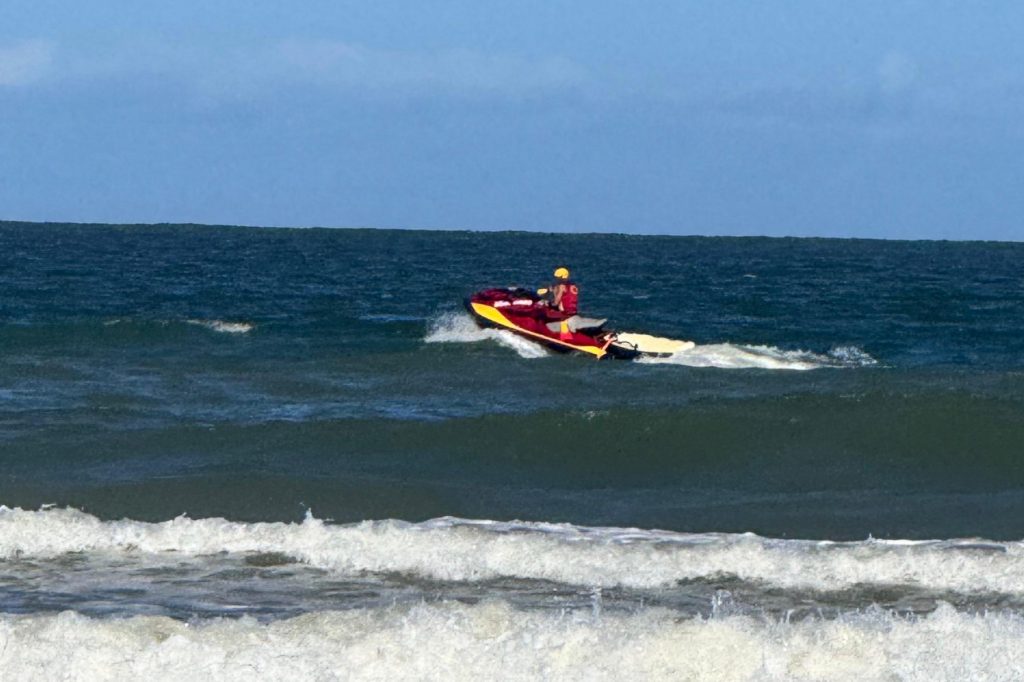 Homem desaparece em afogamento em Navegantes e corpo é encontrado horas depois por popular 