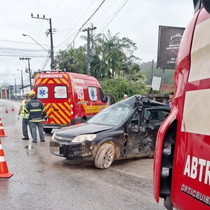 Colisão entre carro e poste deixa duas pessoas feridas em Brusque