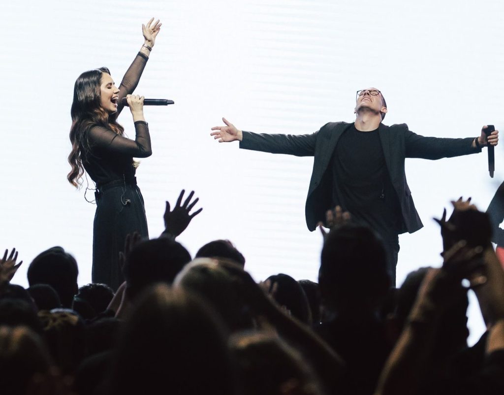 Jefferson e Suellen: casal gospel encanta Timbó na abertura do Natal Mais Encantado