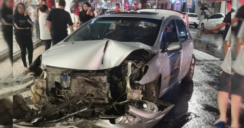 Acidente com SUV causa destruição em loja de motos e deixa um ferido em Itajaí