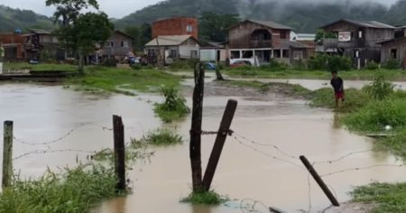 Fortes chuvas em Itajaí provocam transbordamento de ribeirão e evacuação de comunidade