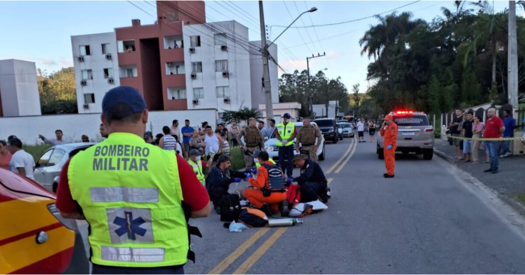 Acidente entre carro e moto em Brusque deixa motociclista inconsciente