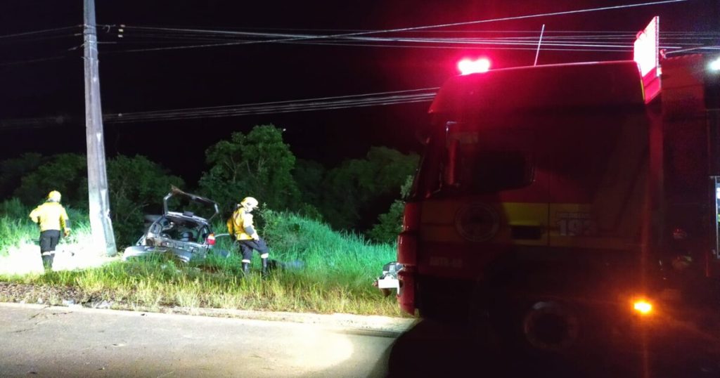 Carro colide contra poste em SC e deixa motorista em estado grave e mais 2 vitimas