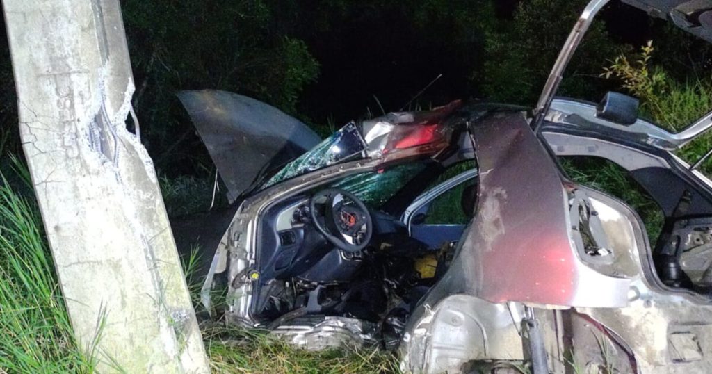 Carro colide contra poste em SC e deixa motorista em estado grave e mais 2 vitimas