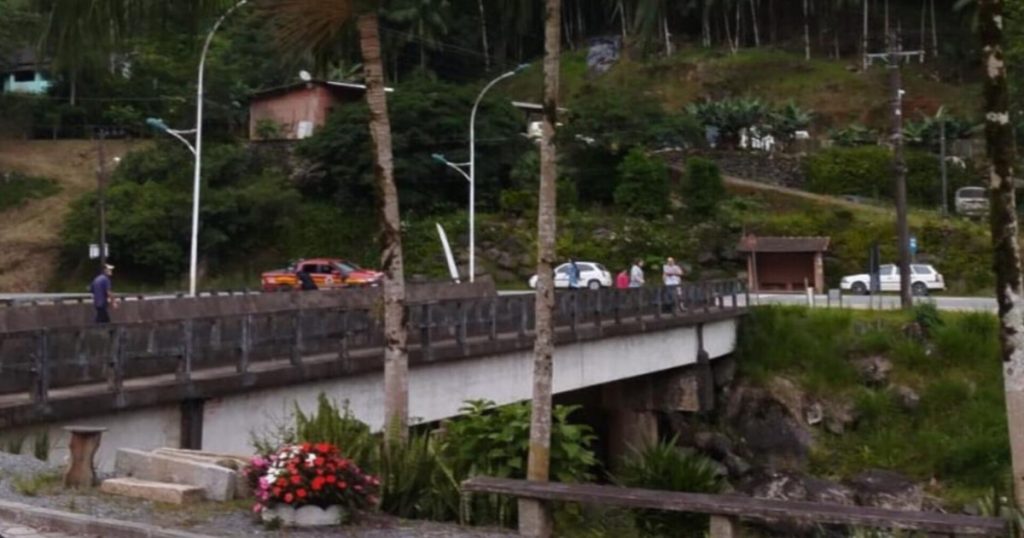 Criança de 9 anos desaparece em rio ao banhar cachorro em Rio dos Cedros