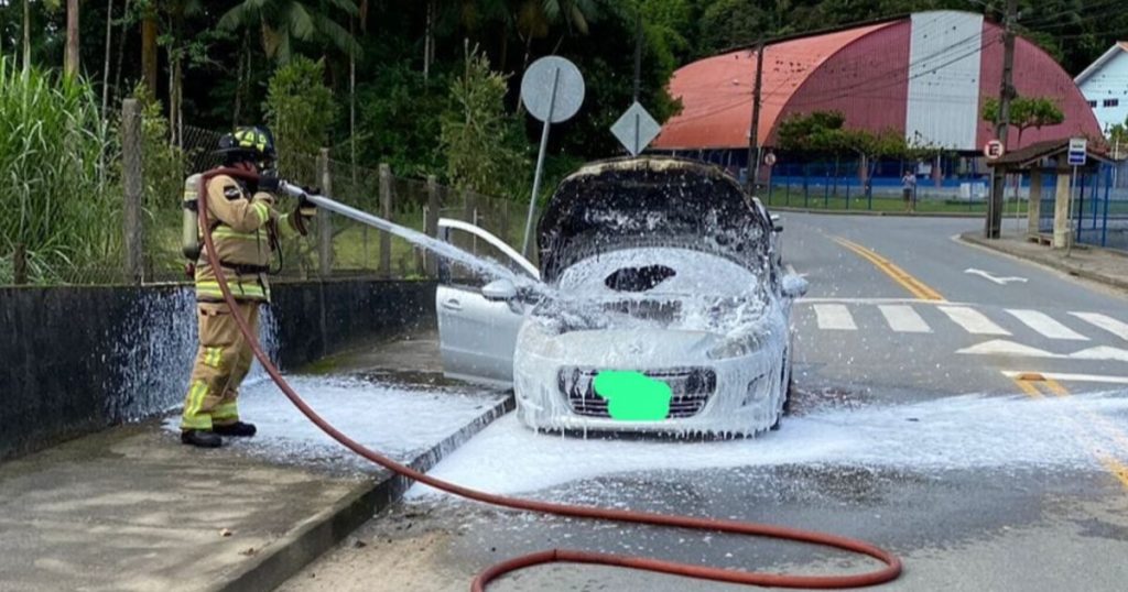 Veículo pega fogo na região do motor em Pomerode e bombeiros são mobilizados