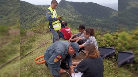 Jovem com sinais de insolação é resgatada pelo Arcanjo-03 em trilha de Gaspar