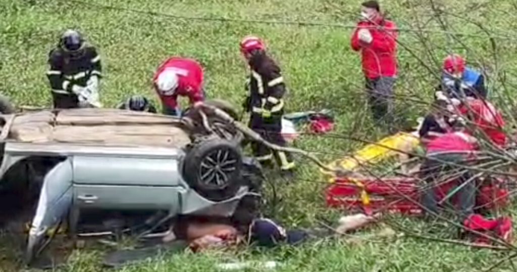 Capotamento em Jaraguá do Sul deixa 6 feridos, incluindo um em estado grave