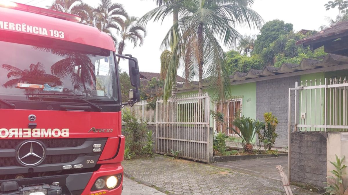 Em Blumenau, idoso de 88 anos fica ferido após botijão de gás pegar fogo 