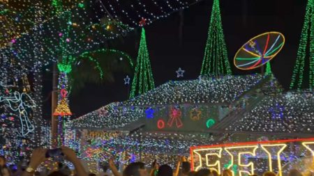 Casa em Blumenau encanta com 880 mil lâmpadas na decoração de Natal